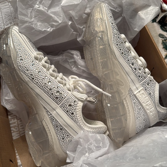 NWT Brand New in Box STEVE MADDEN
MAXIMA WHITE RHINESTONES SNEAKERS Sz 8.5 - Picture 6 of 14